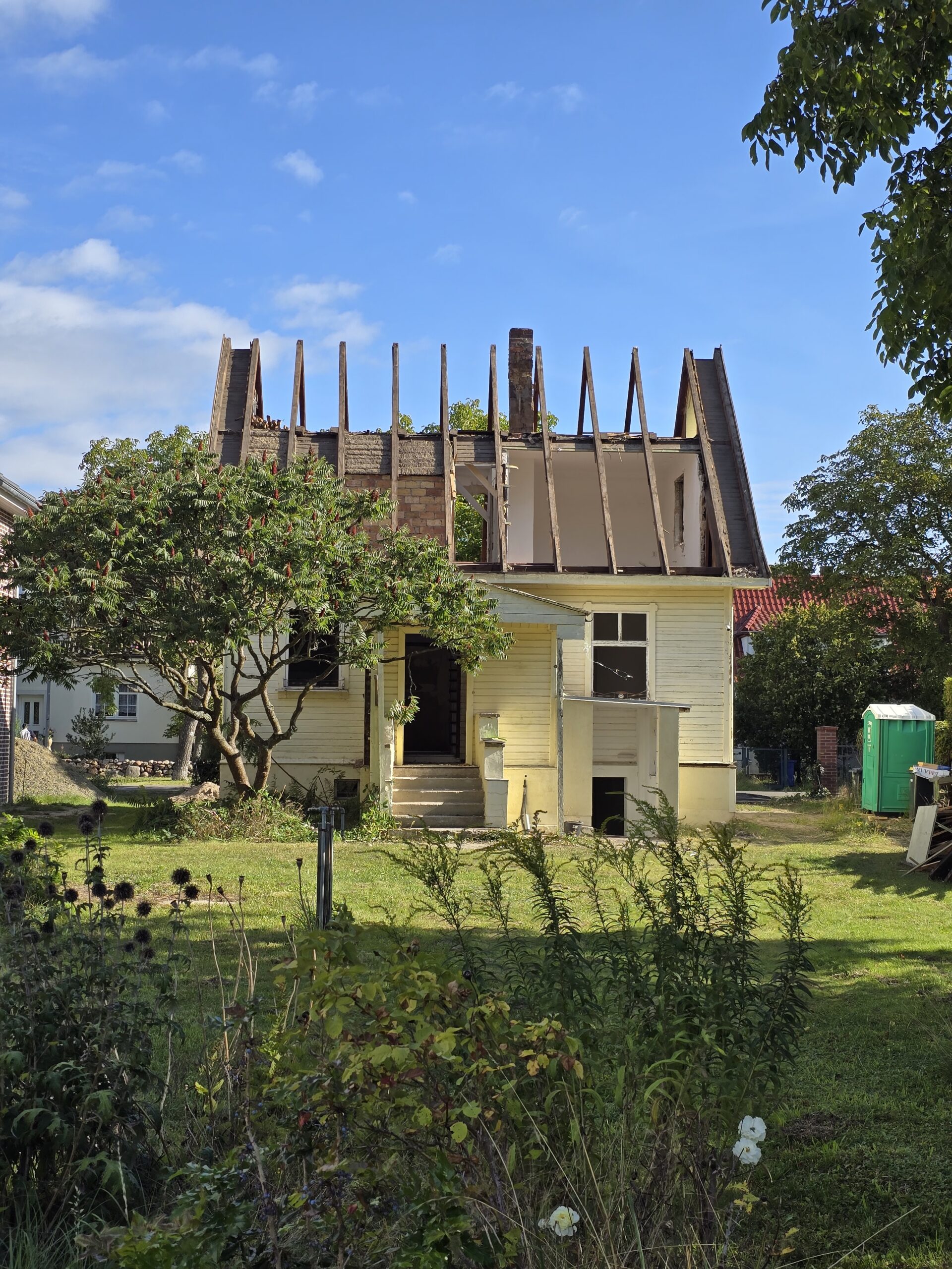 Der Abriss hat begonnen & die Bauüberfahrt ist da