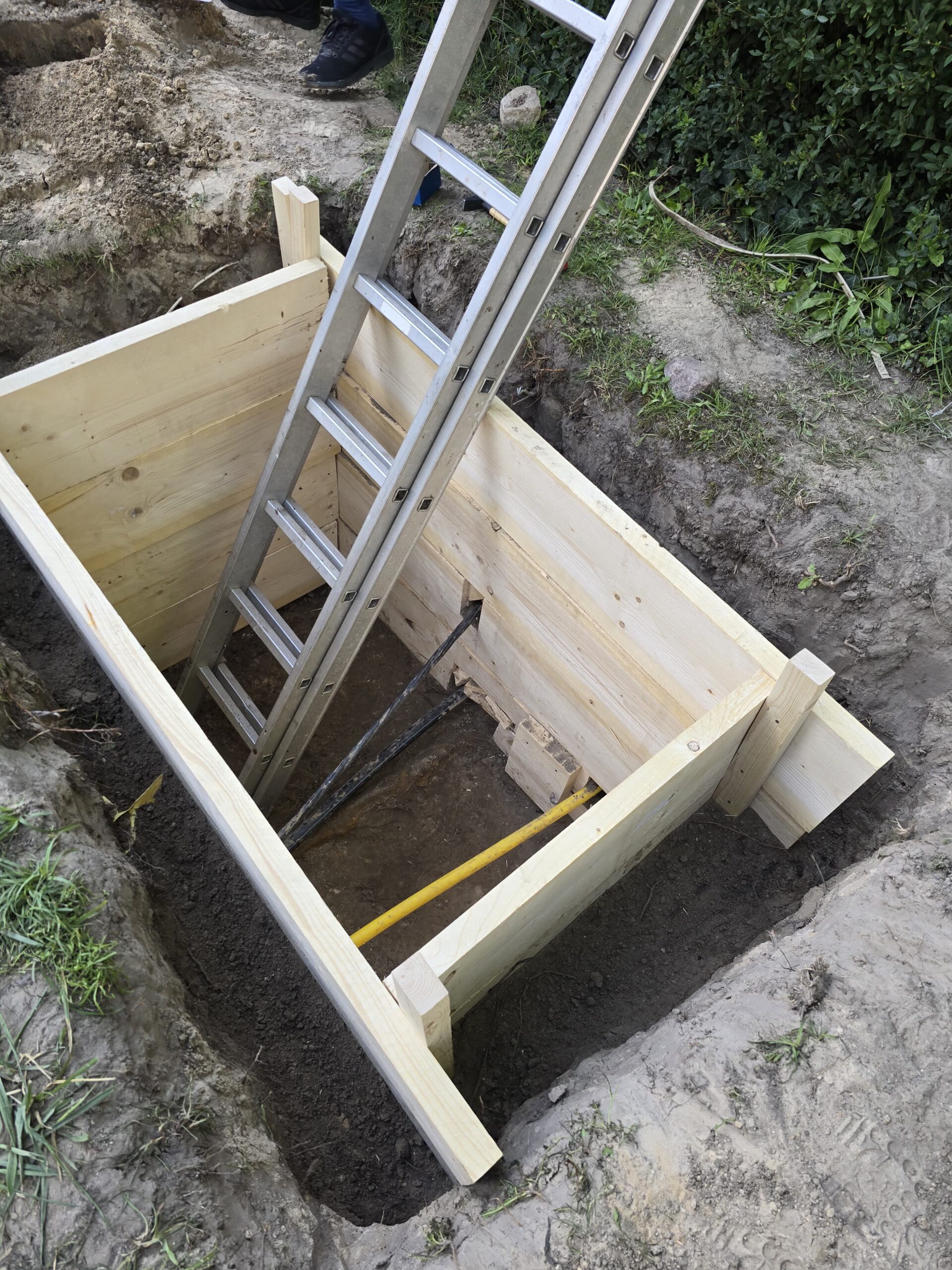 Die ersten „Bauarbeiten“ beginnen – Baugrube für das Bauwasser