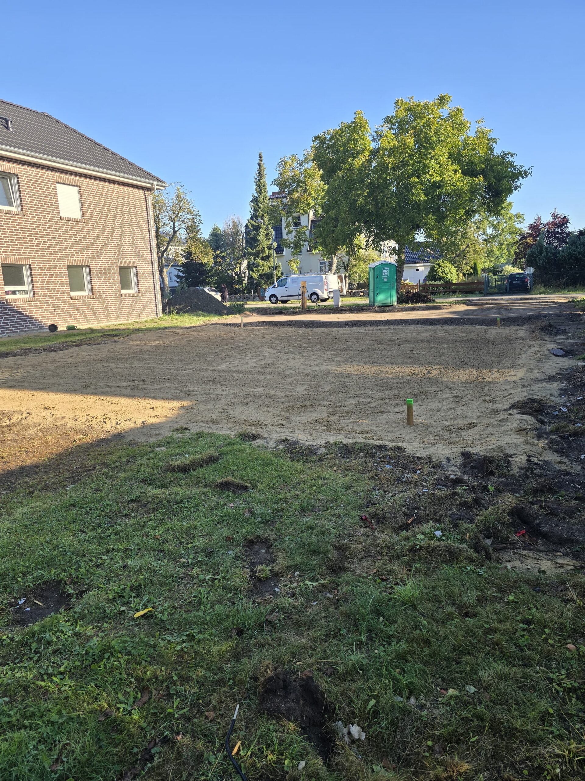 Die Erstellung der Sandplatte für das Haus und die Baustellenzufahrt sind abgeschlossen